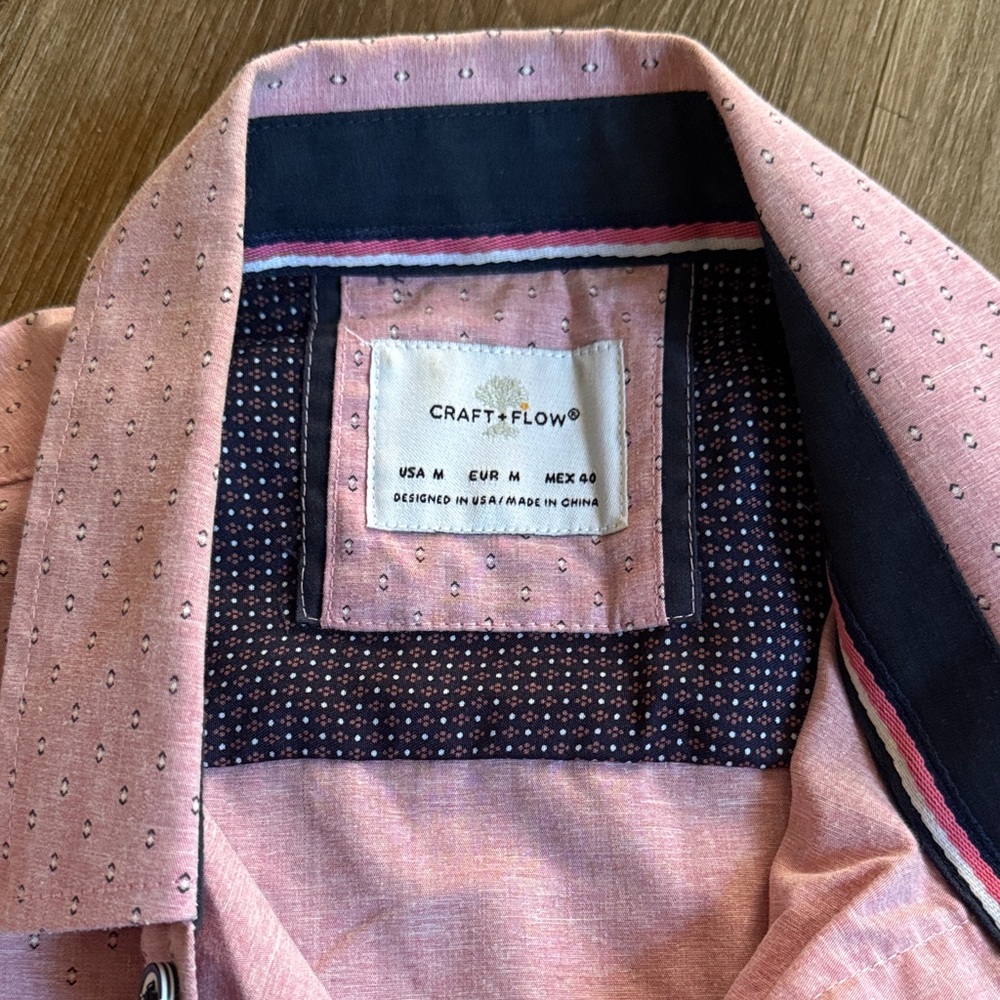 NWOT Men's Pink Short Sleeve Button Down Shirt - Picture 3 of 4
